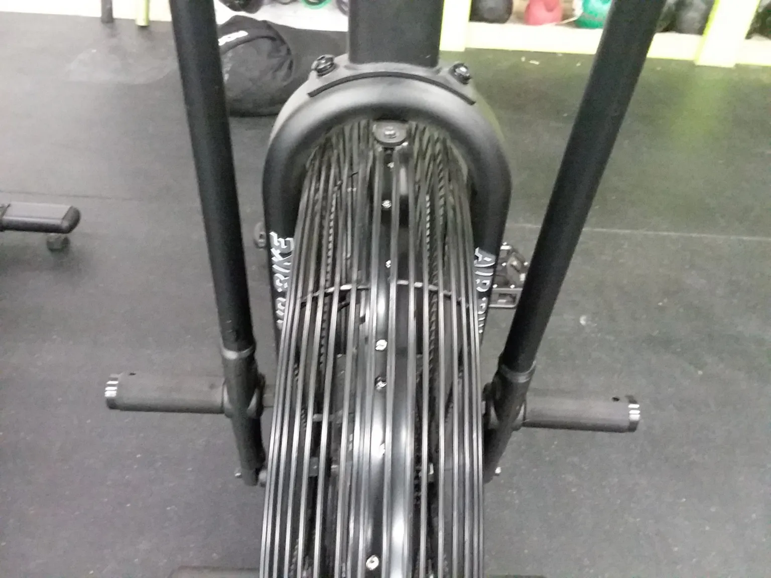 Nutzung der Handgriffe des Assault AirBikes für das Oberkörpertraining