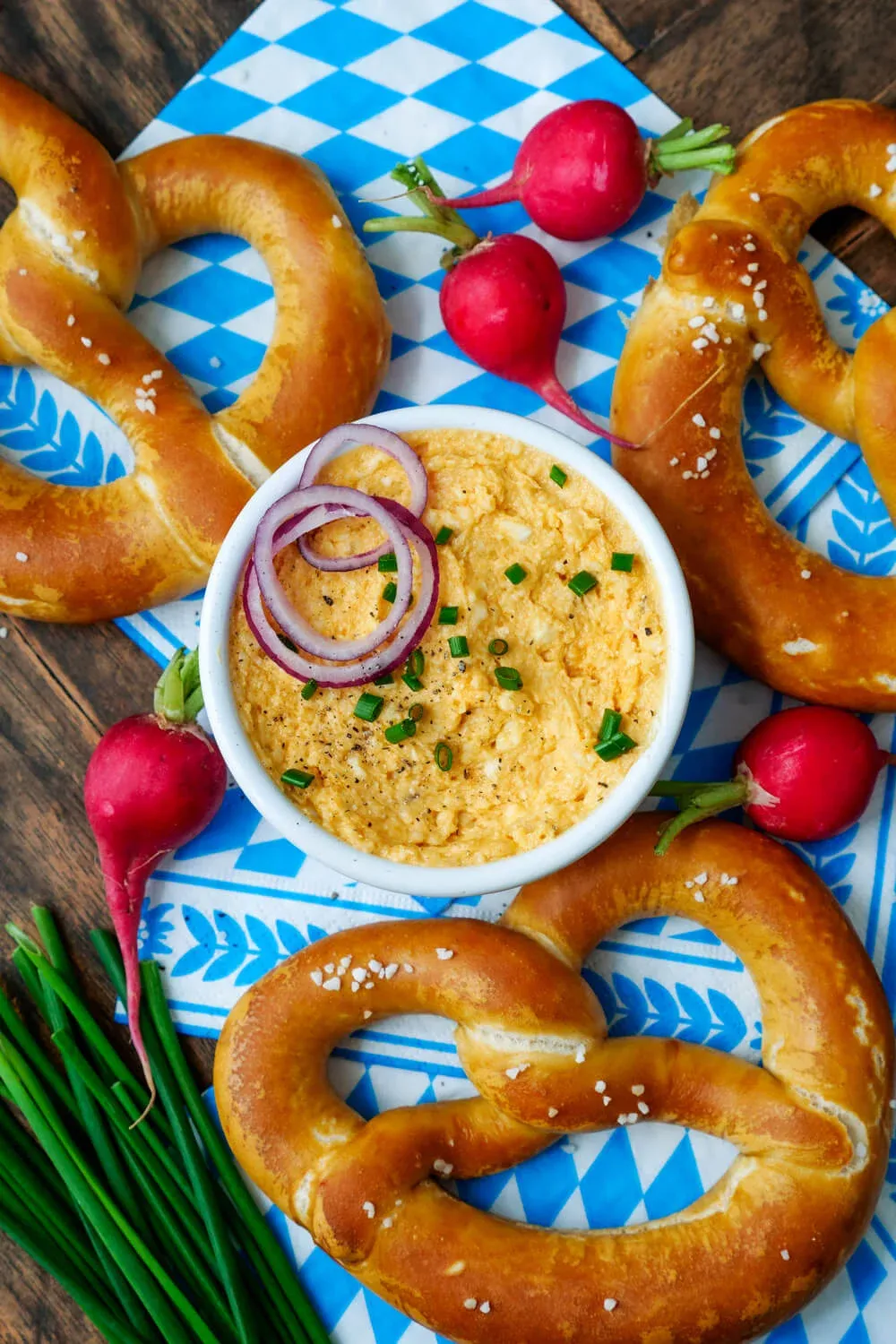 Obazda mit Brezeln und Radieschen auf dem Tisch