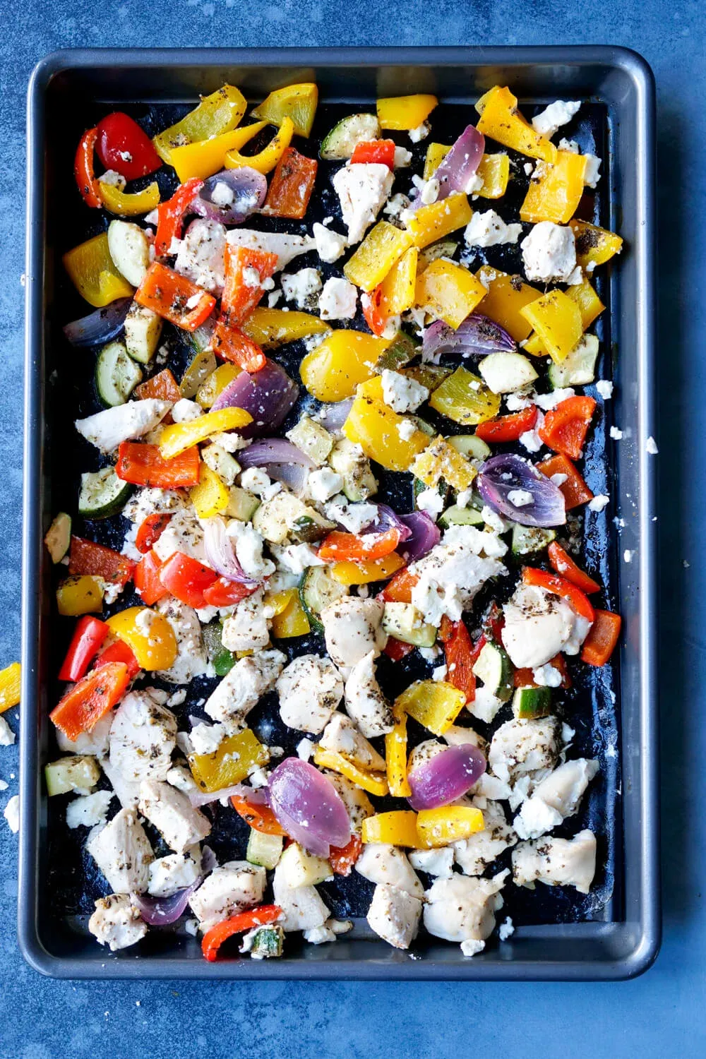 Ofengemüse mit Hähnchen auf dem Backblech