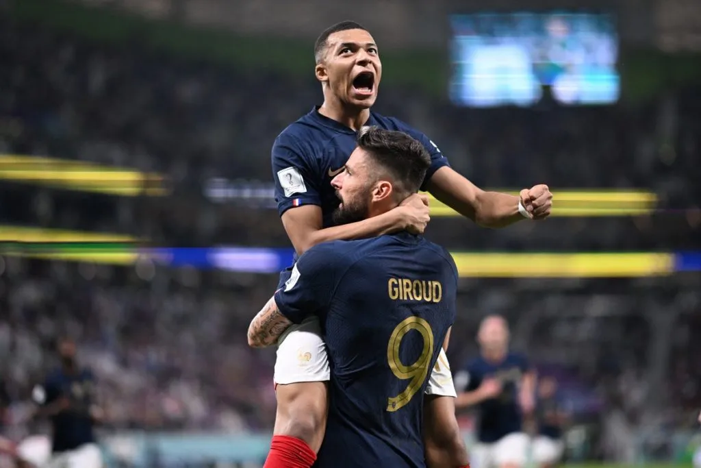 Olivier Giroud feiert mit Kylian Mbappé nach einem Tor für Frankreich