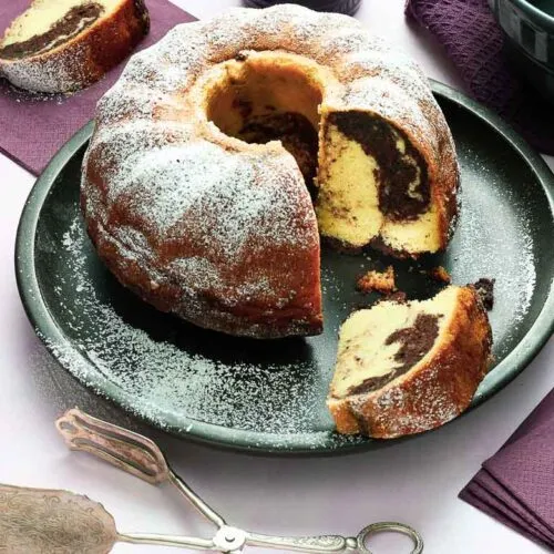 Omas Marmorkuchen, frisch gebacken und mit Puderzucker bestäubt