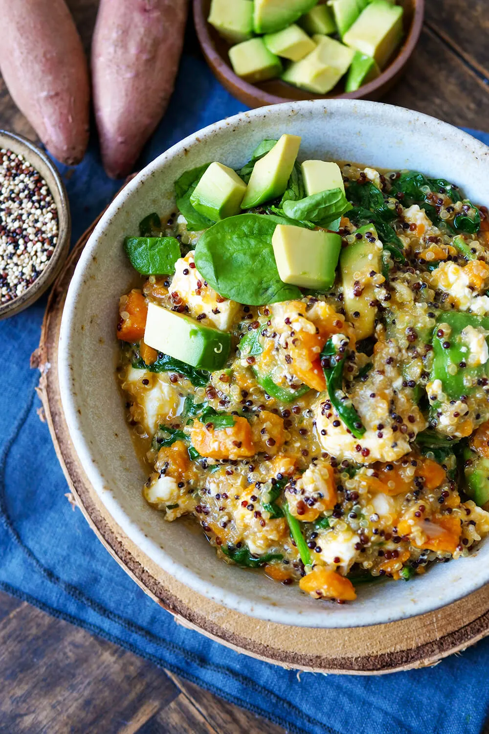 One Pot Quinoa mit Süßkartoffeln, Avocado, Spinat und Feta in der Schüssel