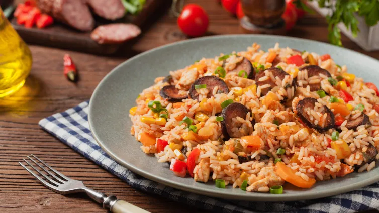 One Pot Reis mit zartem Hähnchenfleisch und frischem Gemüse