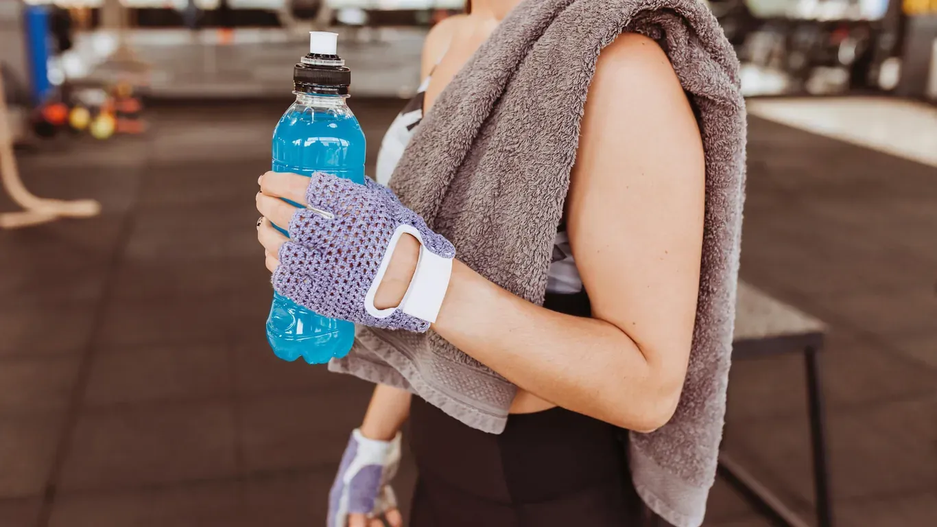 Optimal hydriert: Ein Symbolbild zeigt ein isotonisches Getränk, das den Mineralstoffhaushalt auffüllt.