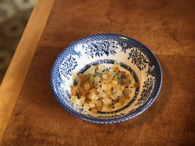 Orangeat und Zitronat liegen nebeneinander auf einer Oberfläche.