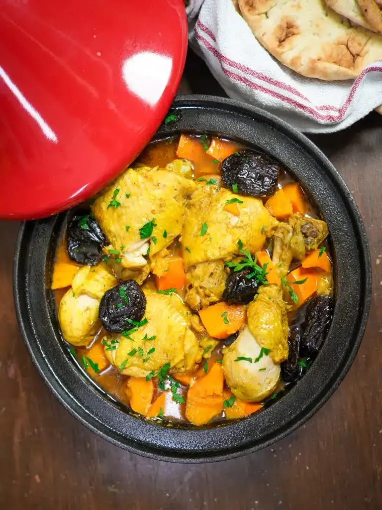 Orientalische Tajine mit Süßkartoffel, Hähnchen und Feigen