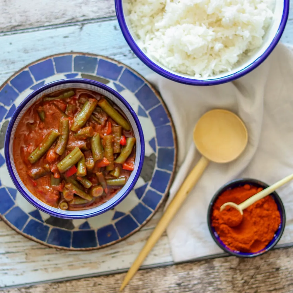 Orientalischer Fisolen-Eintopf mit Jasminreis, serviert in einer Schale