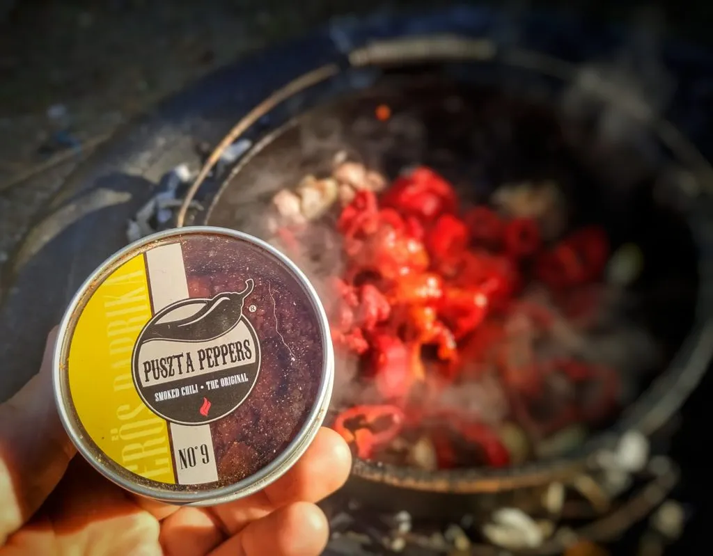 Orientalisches Lammgulasch mit Erös Paprika, bereit zum Servieren