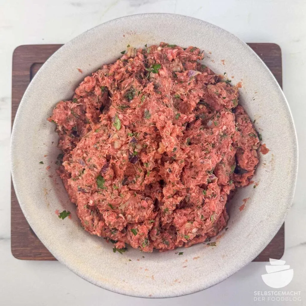 Original türkische Köfte Zubereitung - Hackfleisch mischen