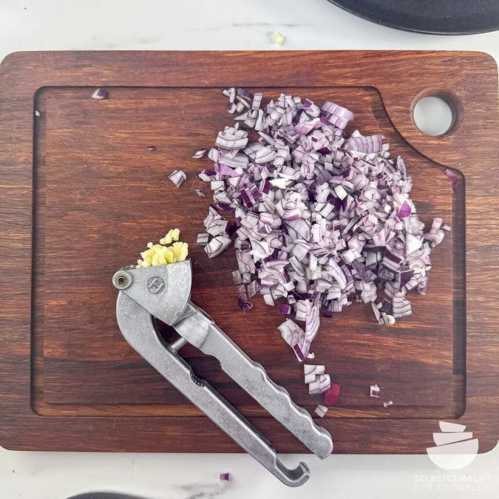 Original türkische Köfte Zubereitung - Knoblauch, Zwiebeln hacken