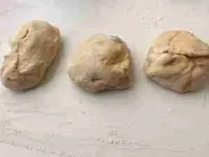 Osterzopf Teig in drei Portionen geteilt