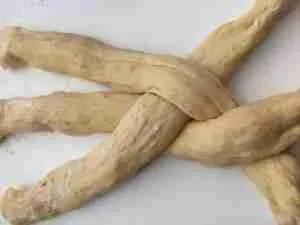 Osterzopf wird geflochten