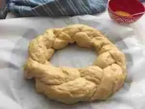 Osterzopf wird mit Eigelb bestrichen