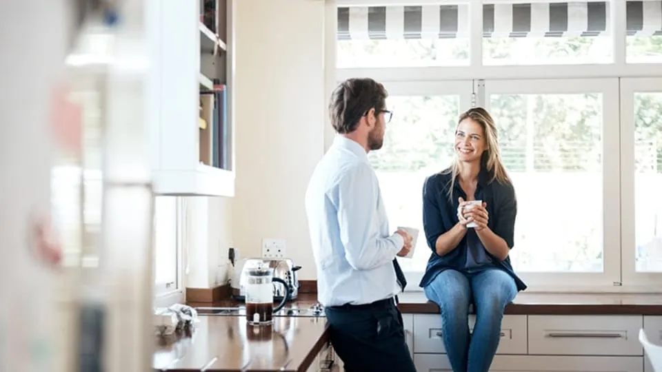 Paar bespricht Küchenfinanzierung mit Berater