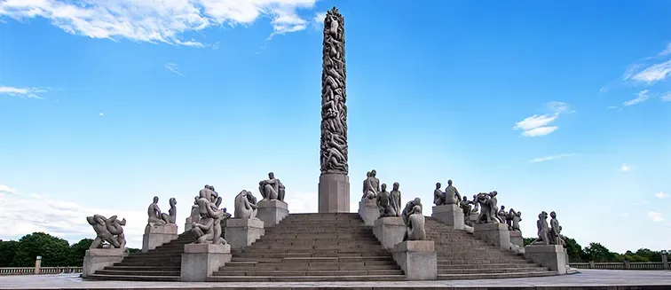 Panoramablick auf den Hafen von Oslo mit modernen Gebäuden und Schiffen