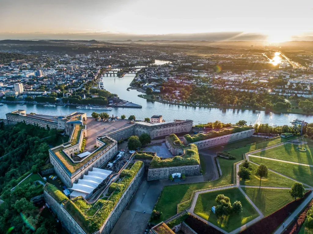 Panoramablick auf Ehrenbreitstein und dahinter fließen am deutschen Eck Rhein und Mosel bei einem Besuch mit Hotel in Koblenz