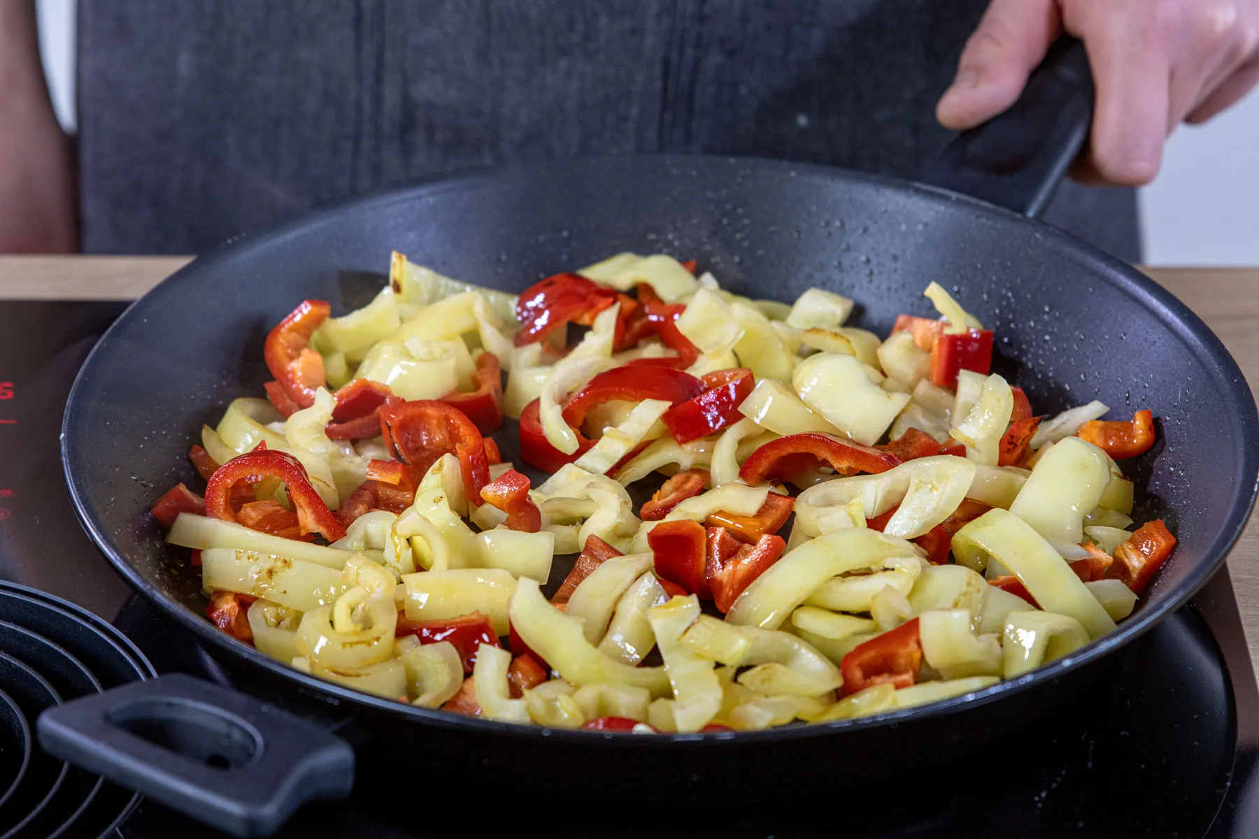 Paprika in der Pfanne anbraten