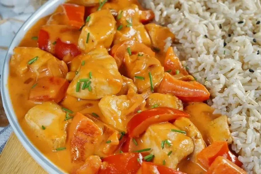 paprika-sahne-haehnchen-mit-reis