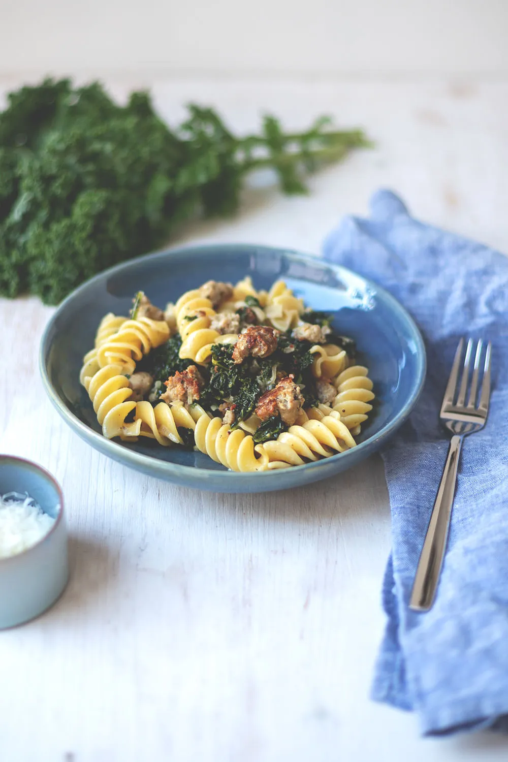 Pasta mit frischem Grünkohl, Bratwurst und sahniger Senfsauce