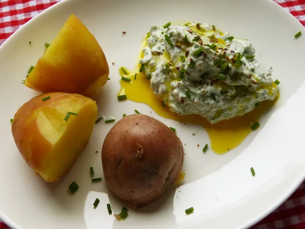 Pellkartoffeln mit Kräuterquark und Leinöl, garniert mit frischen Kräutern