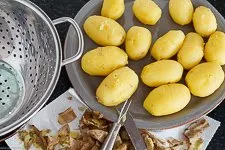 Pellkartoffeln werden geschält