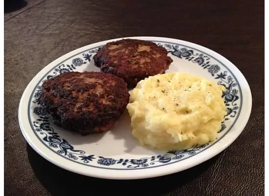 Perfekt gebratene Faschierte Laibchen auf Küchenpapier