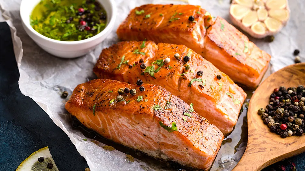 Perfekt gebratenes Lachsfilet mit Gewürzen