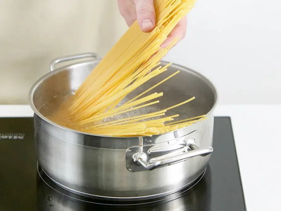 Perfekt gekochte Spaghetti warten auf die Soße