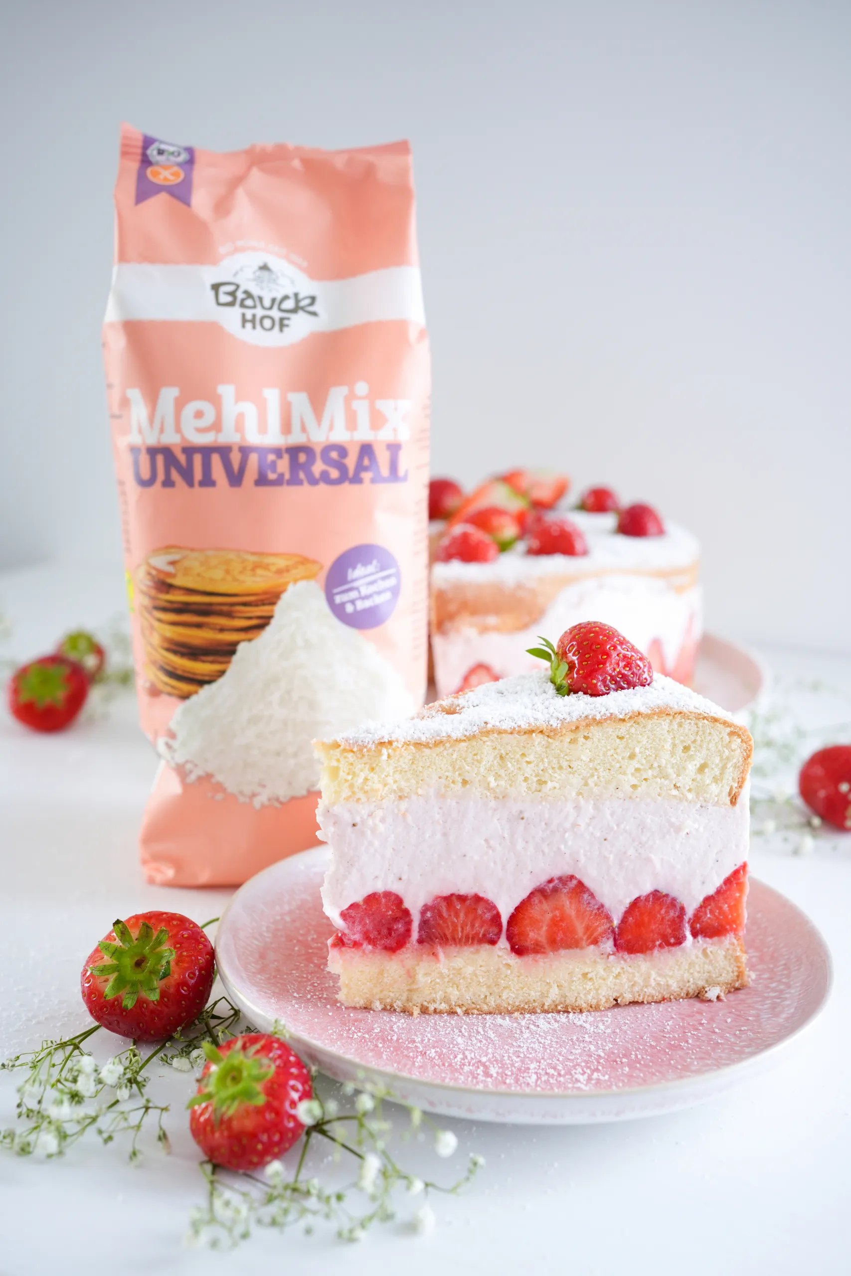 Perfekt geschnittene glutenfreie Erdbeer-Käsesahnetorte auf dem Tisch