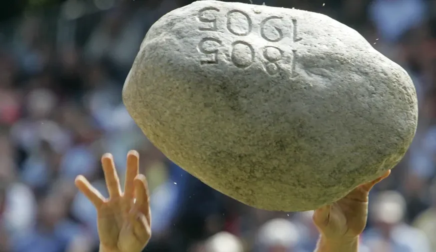 Peter Michel beim Unspunnen-Steinstossen