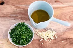 Petersilie, Knoblauch und Olivenöl vorbereiten