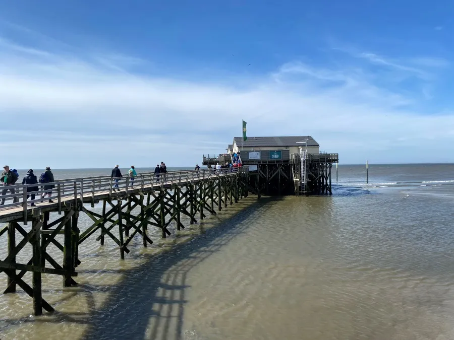 Pfahlbauten, charakteristisch für Sankt-Peter-Ording