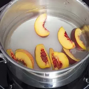 Pfirsiche für das Gelee köcheln