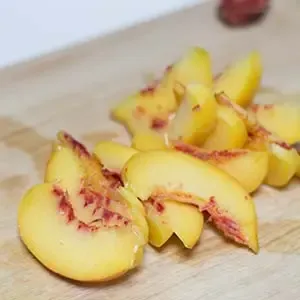 Pfirsiche in Spalten geschnitten