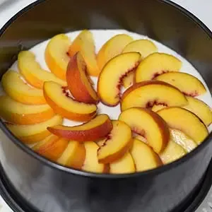 Pfirsichspalten auf der Mandelschicht arrangiert