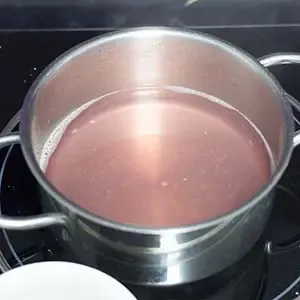 Pfirsichspalten in Dessertgläsern