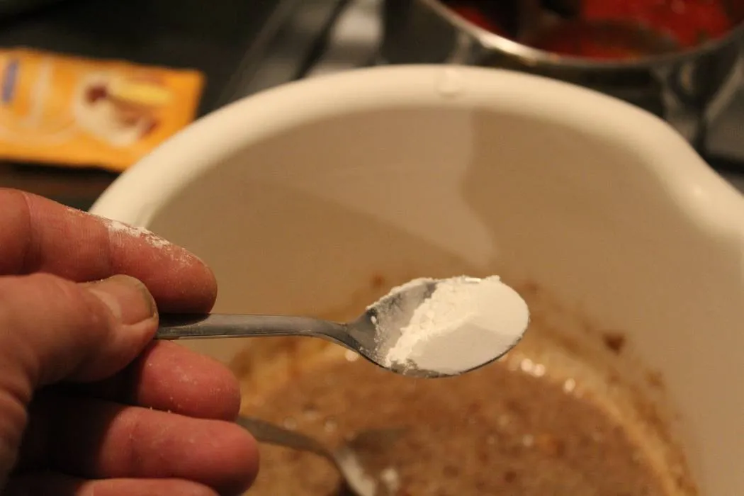 Pflanzenöl wird in einem Messbecher abgemessen