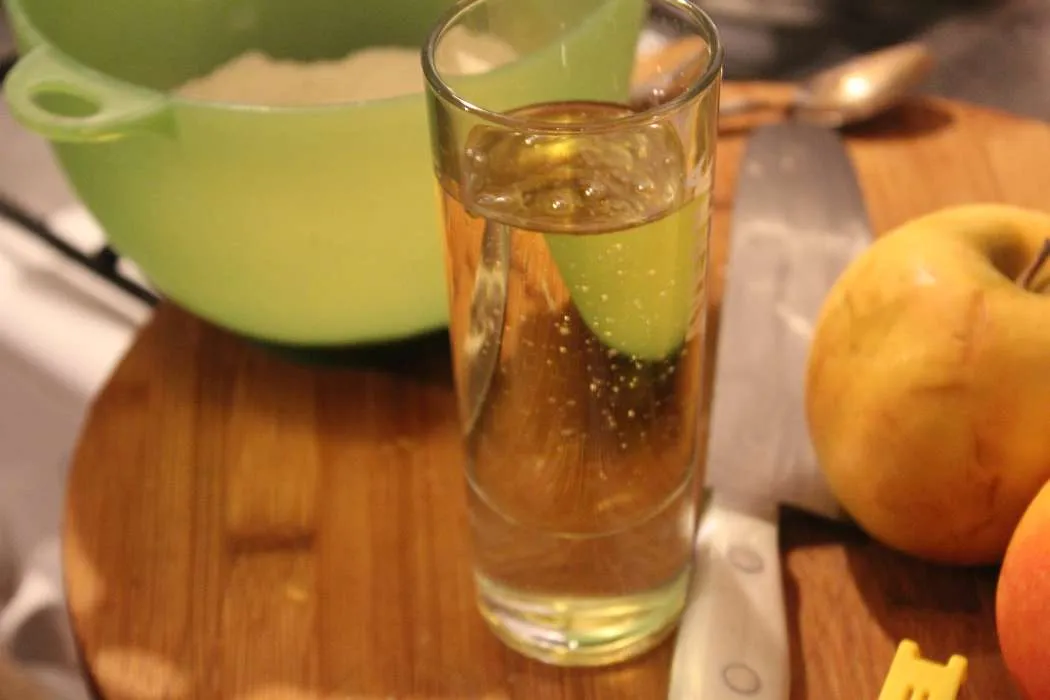 Pflanzenöl wird zur Teigmischung gegeben