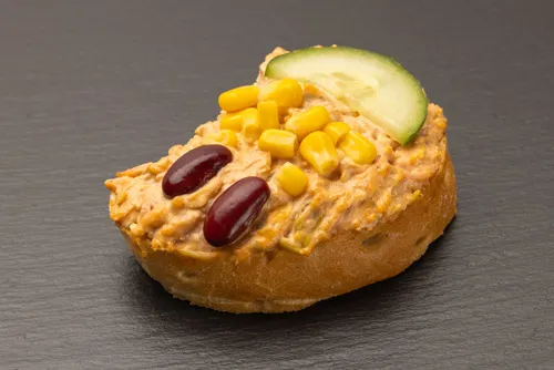 Pikanter Mexico Wurstsalat Sandwich für Liebhaber scharfer Speisen