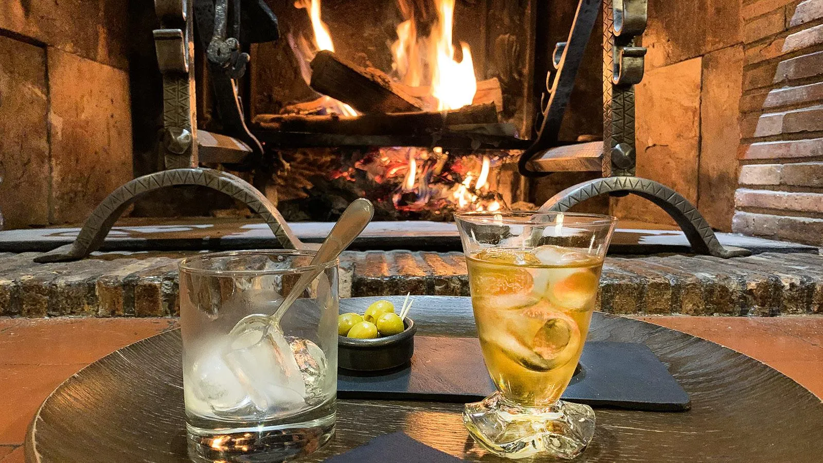 Pineau des Charentes am Kamin, eine gemütliche Art, den Aperitif zu genießen