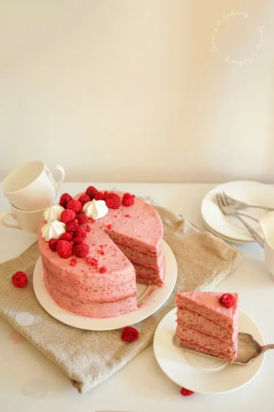 Pinker Geburtstagskuchen von oben mit frischen Himbeeren