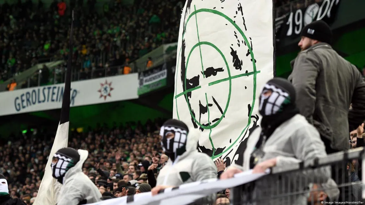 Plakat gegen Dietmar Hopp bei Borussia Mönchengladbach gegen Hoffenheim