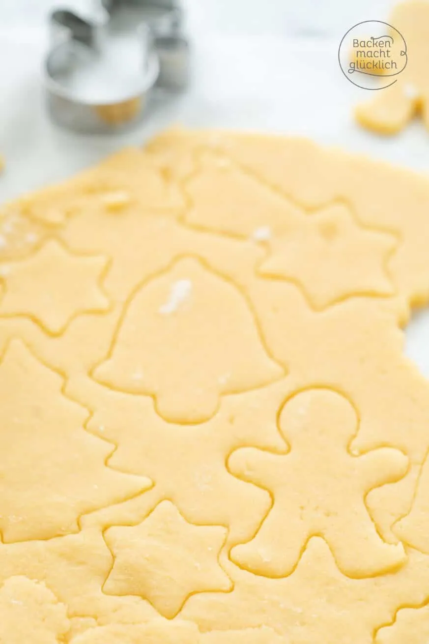 Plätzchenteig wird ausgerollt