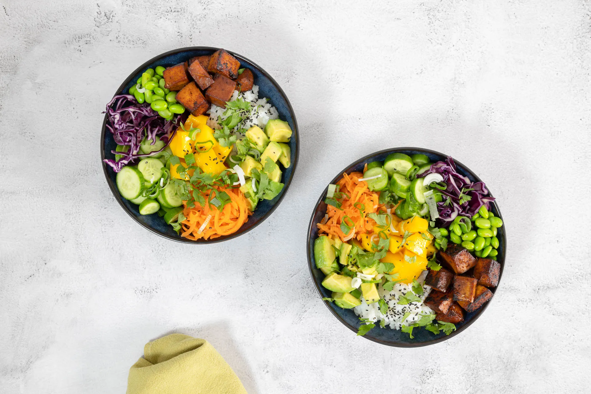 Poke Bowl mit Tofu Vegan in zwei Schalen