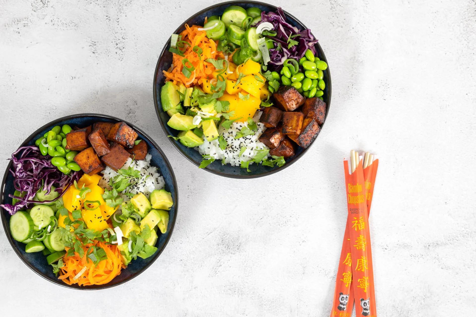 Poke Bowl mit Tofu Vegan mit Staebchen zum essen