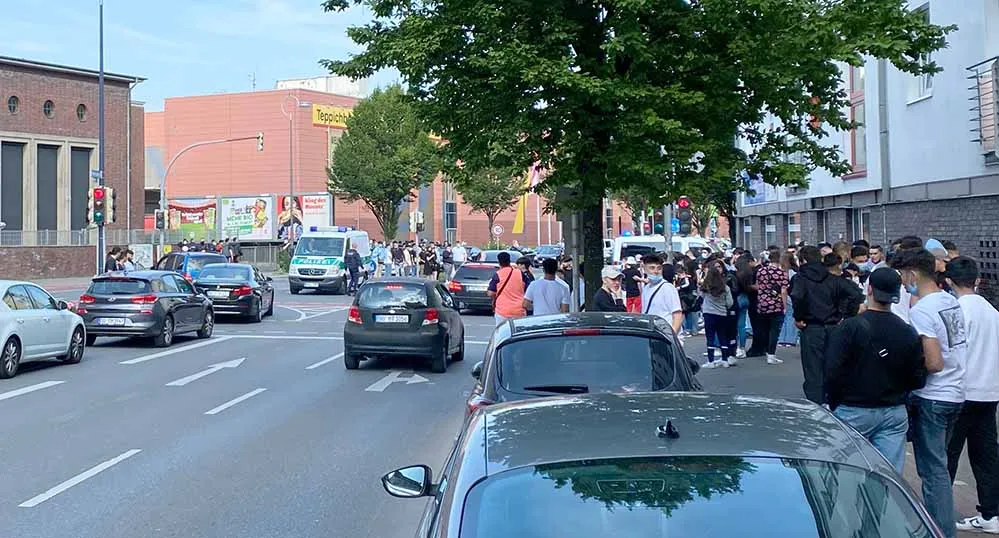 Polizei sperrt Straßen aufgrund von Verkehrsstörungen bei dem Event