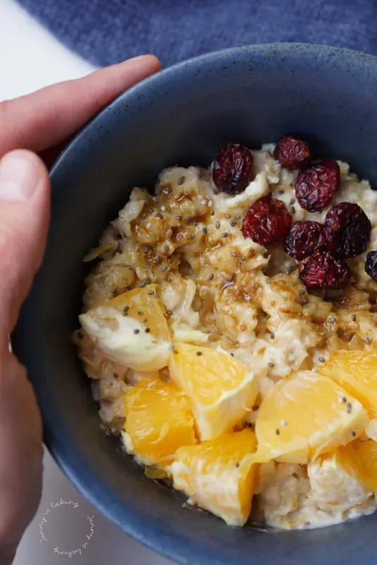 Portion cremiger Porridge in einer Schale, bereit zum Servieren