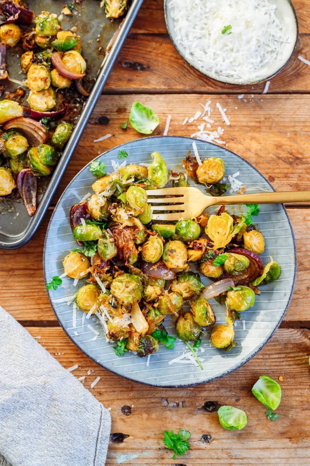 Portion Rosenkohl aus dem Ofen mit Honig und Parmesan