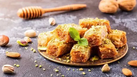 Portionen von Baklava mit Nüssen auf einem Teller