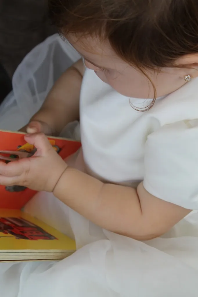 Porträt eines Kleinkindes mit großen Augen und einem lächelnden Ausdruck